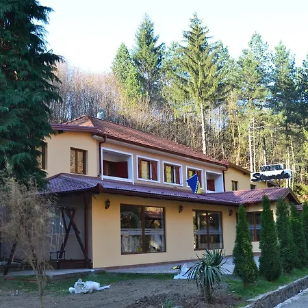 Stovrela モーテル ツァジン